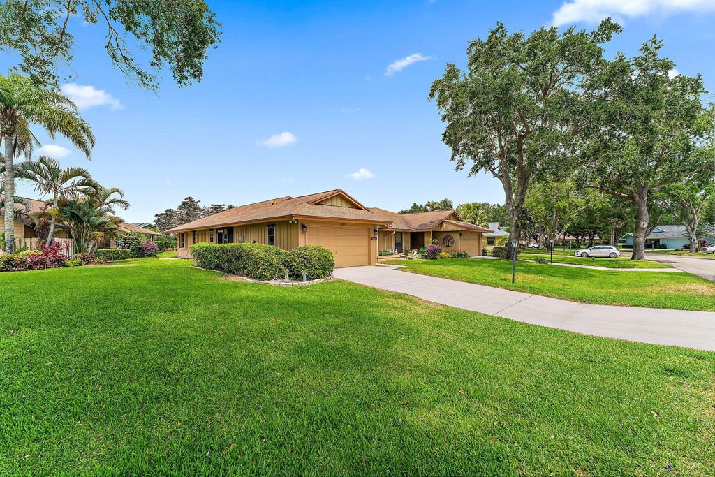 Photo of 12816 SE Pinehurst Court, Hobe Sound, FL 33455 (MLS # R10890336)