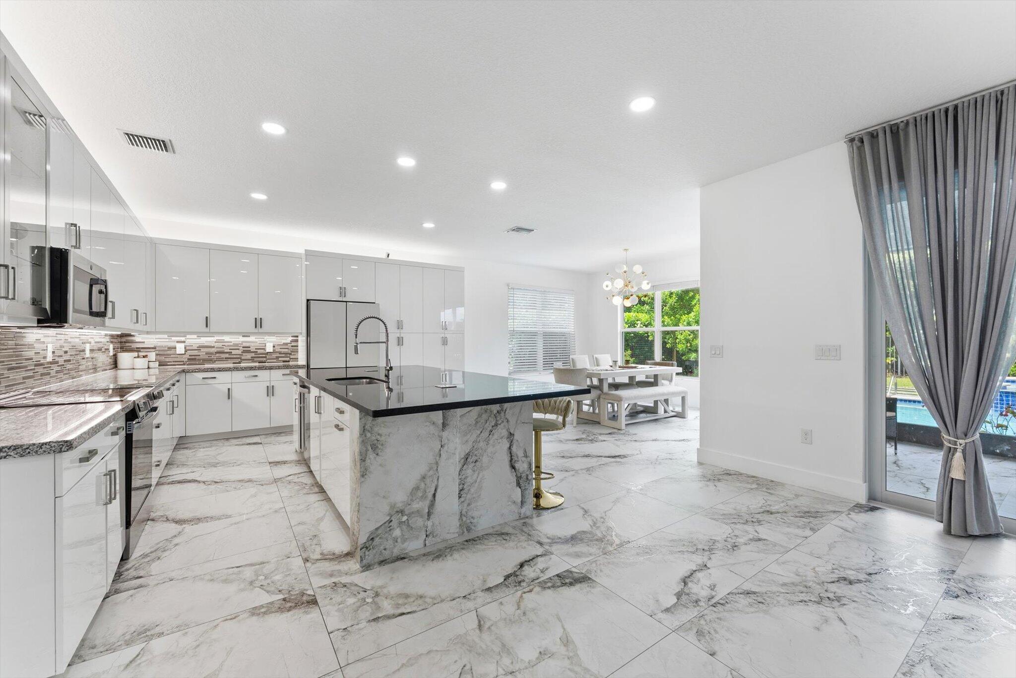 7619 FRANCISCA CLUB Lane