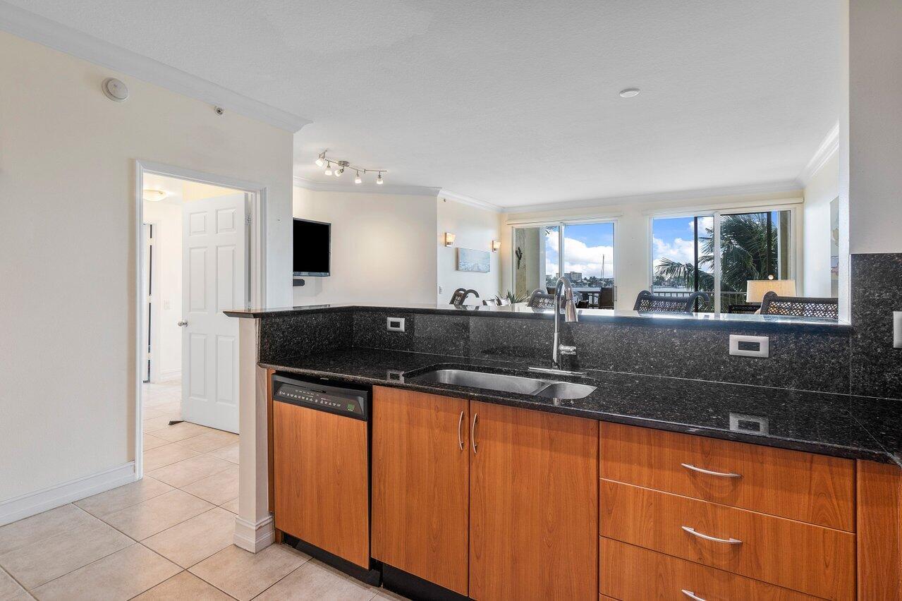 MOORINGS AT LANTANA CONDO - Residential Lease