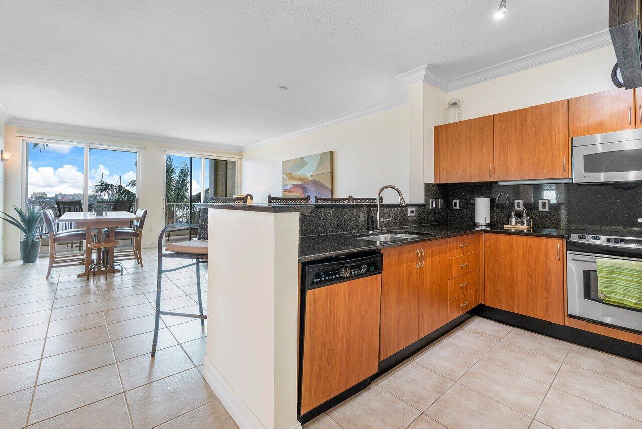 MOORINGS AT LANTANA CONDO - Residential Lease