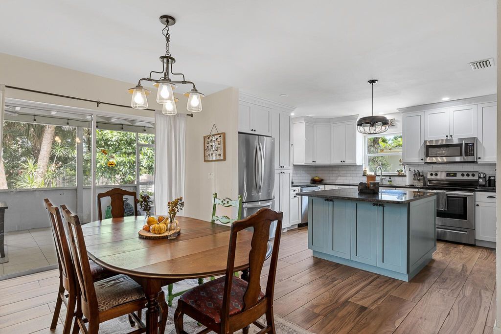 Photo of 125 SE 26th Avenue, Boynton Beach, FL 33435 (MLS # R10932261)