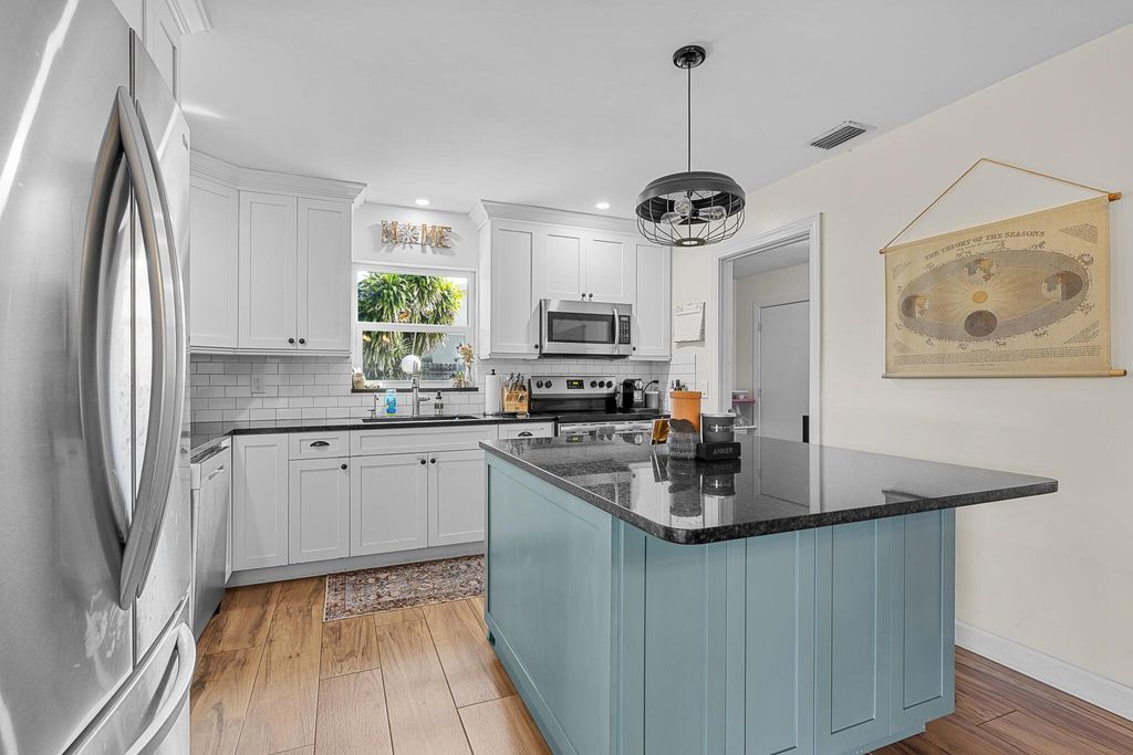 Photo of 125 SE 26th Avenue, Boynton Beach, FL 33435 (MLS # R10932261)