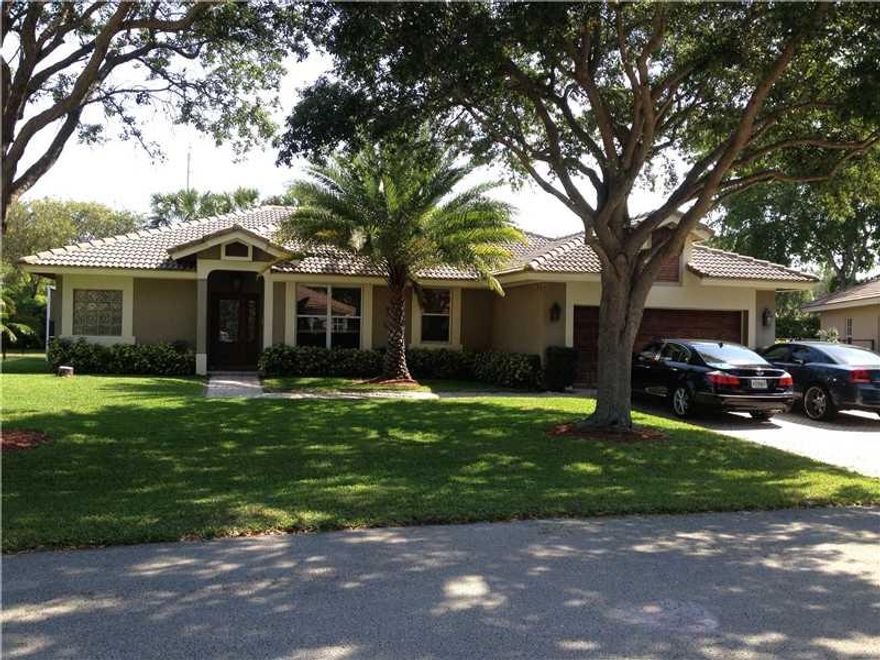 Immaculate, Move in Condition. Bright & Spacious floor plan. Vaulted ceiling, Tile in living areas. 2 Masters, Roman tub. Walk in Closet. Large kitchen with snack counter. Formal Dining Room. Covered Entry, Great patio/pool, Fenced yard. Pool screened and  has covered area. Great neighborhood, Close to everything.