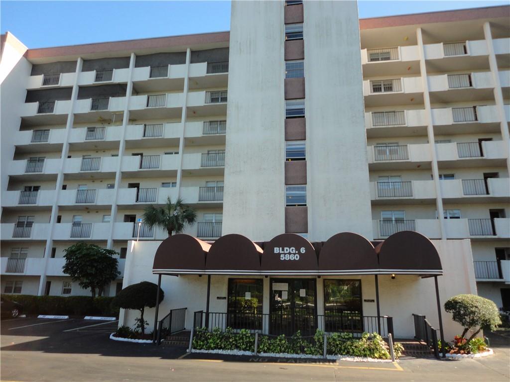 SPACIOUS 1100 SQ FT CONDO LOCATED ON THE THIRD FLOOR, GATED COMMUNITY WITH ELECTRONIC ENTRY
SYSTEM, COMMUNITY REPRESENT 55+ , HUGE MASTER BEDROOM WITH WALK IN CLOSET, SCREENED PATIO WITH
PULL DOWN SHUTTERS, STACKED WASHER & DRYER,QUIET COMMUNITY WITH TENNIS COURTS, GYM, SHUFFLEBOARD, HEATED POOL, PICNIC AREA AND AN INVITING CLUBHOUSE. THIS COMMUNITY IS NEAR TO SHOPPES, HIGHWAYS, PUBLIC TRANSPORTATION, PLACE OF WORSHIP AND THE AIRPORT.