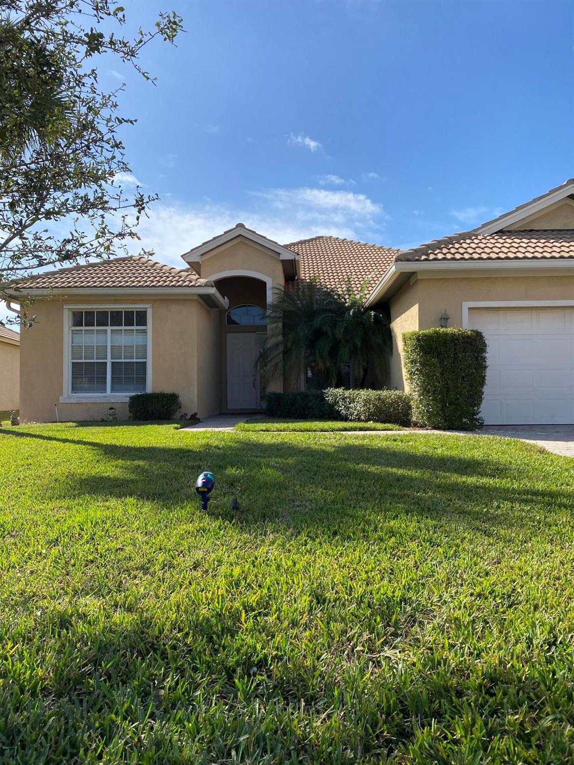 3 BEDROOM GOLF COURSE HOME IN ST JAMES GOLF CLUB.. HAS VAULTED CEILINGS, TILE THROUGHOUT LIVING AREA, COVERED PATIO, HIS/HERS SINKS IN MASTER BATH, ROMAN TUB, OPEN FLOOR PLAN WITH GREAT VIEW OVERLOOKING GOLF COURSE, LARGE KITCHEN HAS PLENTY OF CASUAL DINING SPACE AT THE COUNTERTOPS, LANDSCAPING INCLUDED, AND USE OF AMENITIES INCLUDED.. ST JAMES HAS GOLF COURSE, COMMUNITY POOL, EXERCISE ROOM, KIDS PLAY AREA, TENNIS COURT, BASKETBALL COURT, SHORT BIKE RIDE TO PUBLIX AND MINUTES TO I95 FOR COMMUTERS TO WEST PALM AND JUPITER