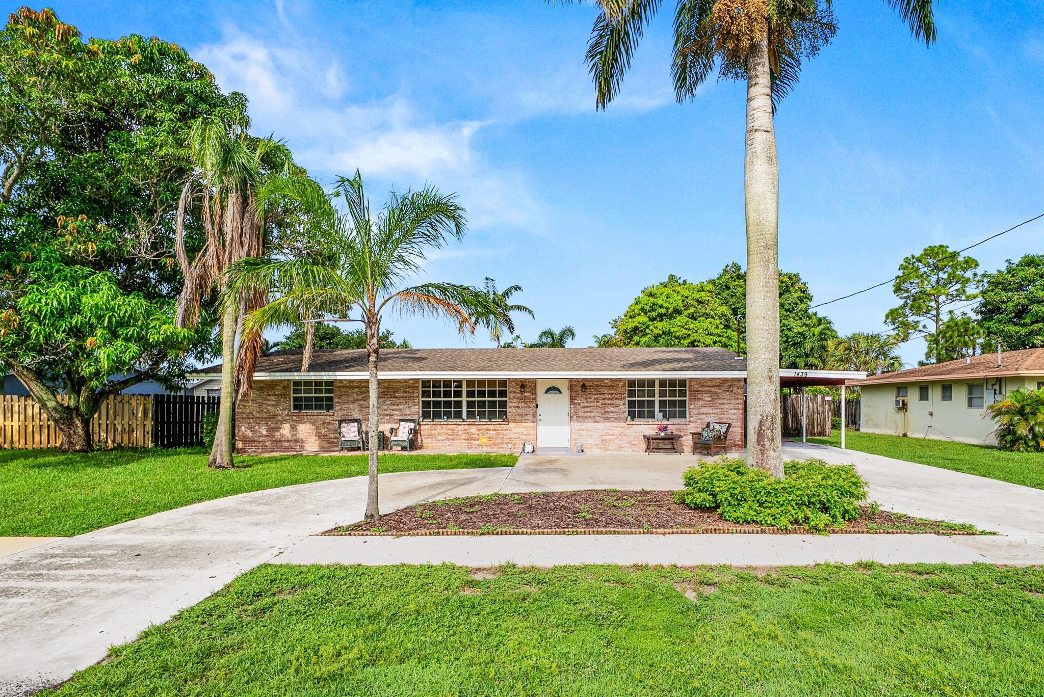 1439 Rose Circle