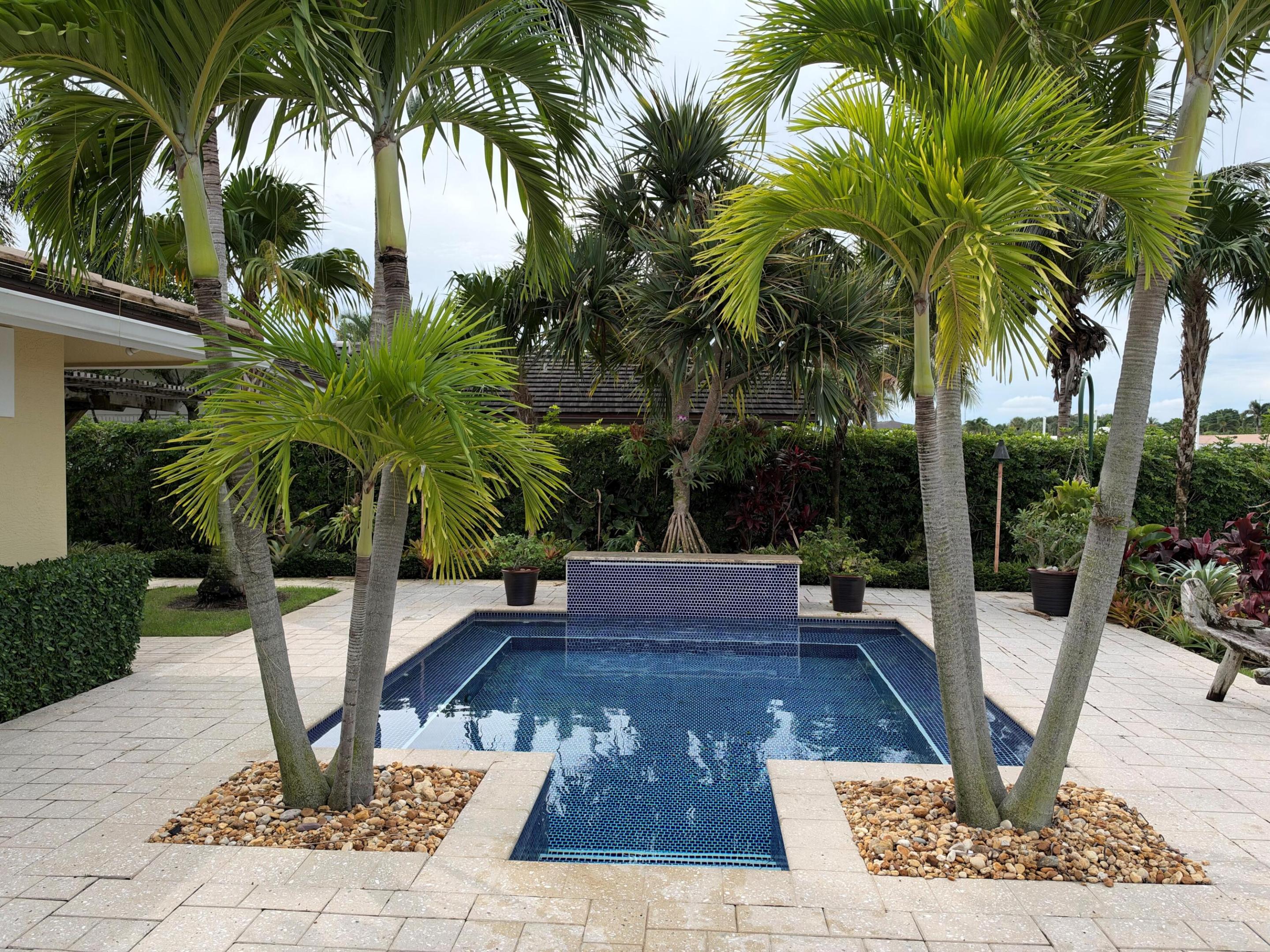 1005 COUNTRY CLUB Drive