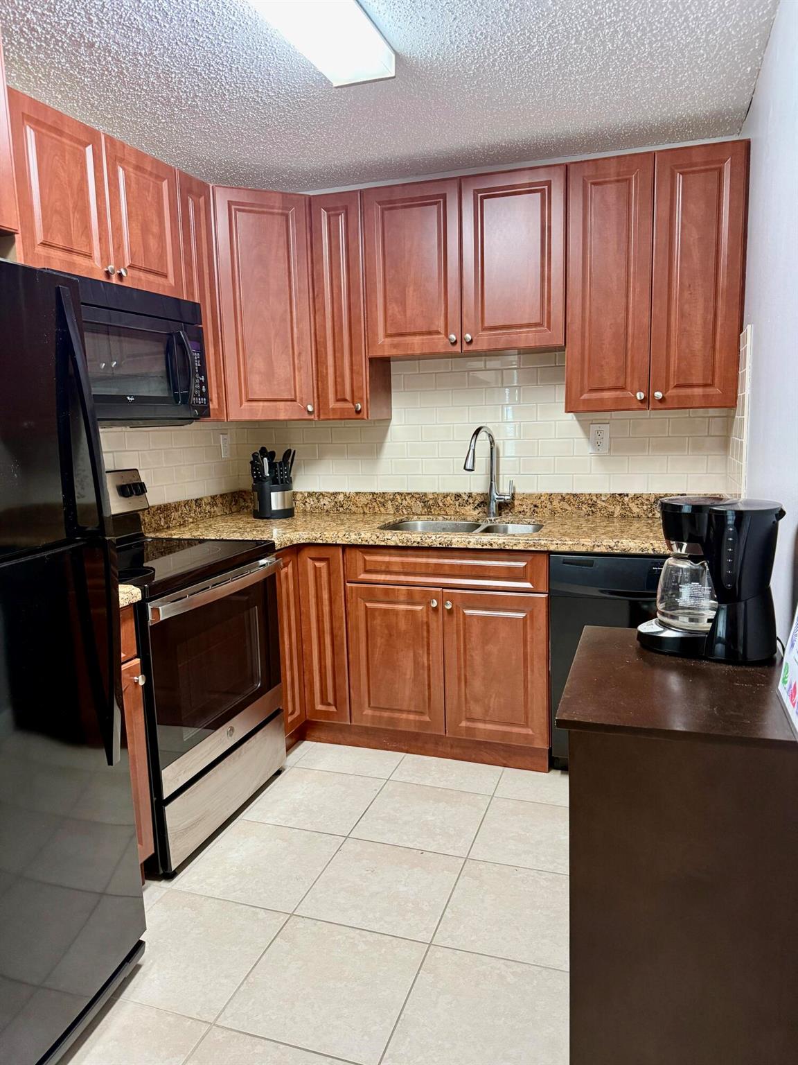 This unit features two bedrooms and two bathrooms, with the convenience of an in-unit washer and dryer. This fully furnished space is move-in ready and conveniently located just a short distance from a lively plaza featuring supermarkets and a variety of dining options. A brief drive away to the stunning beaches makes it a perfect blend of relaxation and accessibility!