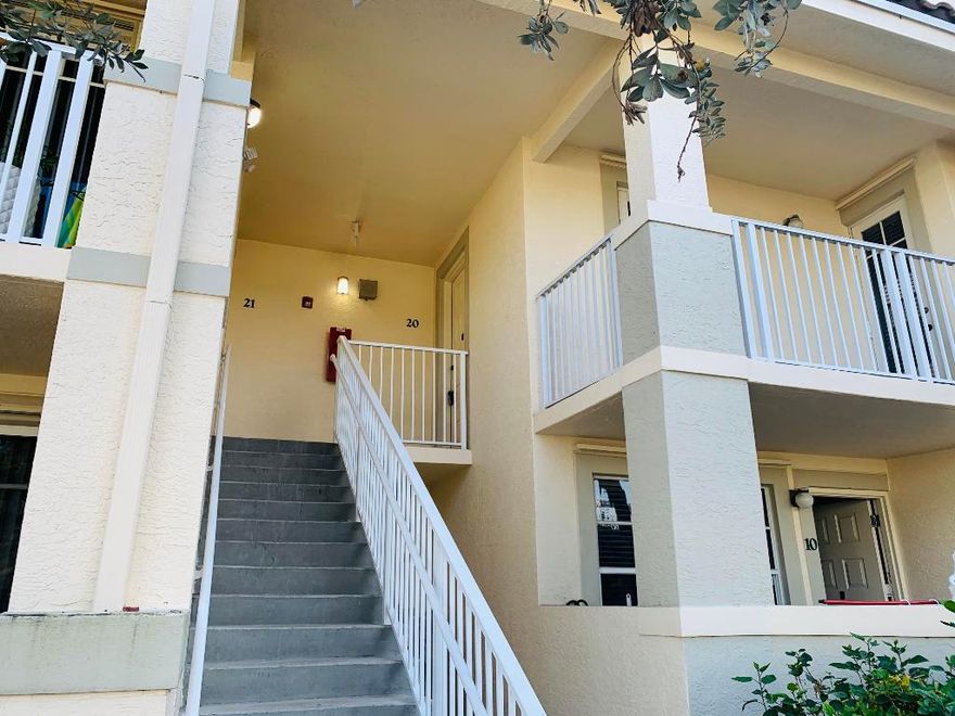 PRIME LOCATION! This 3 bedroom, 3 bath townhome/condo in the heart of Abacoa Town Center, brand new flooring upstairs,  master downstairs and  2 other master bedrooms upstairs,   a open contemporary floor plans, features vaulted ceilings, many windows for natural light & private balconies. Enjoy the resort-style clubhouse featuring a gym,pool. & social room.  Walk to restaurants, shops, the Abacoa Amphitheater, Roger Dean Stadium, FAU Honors College, Scripts & Max Planck Institute. Ten minutes to turquoise beaches & the intracoastal waterway.