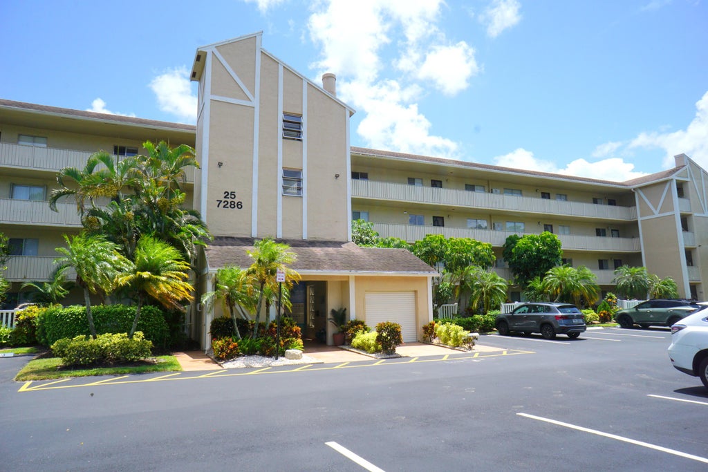 Photo of 7286 HUNTINGTON Lane #306, Delray Beach, FL 33446 (MLS # B26057296)