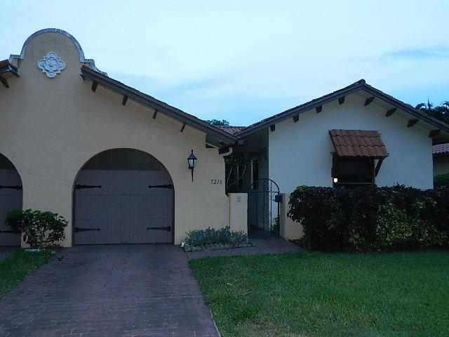 RARELY AVAILABLE LAKEFRONT IN CASA DEL REY! VALUE WITH THIS UPDATED 3 BED/2 BATH VILLA, GRANITE COUNTERS, STAINLESS STEEL APPLIANCES. GREAT PATIO TO RELAX IN BACK WITH LONG LAKE VIEWS. UP TO 2 PETS ALOWED UNDER 25 LBS EACH. ALL SIZES DEEMED ACCURATE BUT NOT TO BE RELIED UPON MOVE-IN READY VILLA CLOSE TO RESTAURANTS, BEACHES AND ATLANTIC AVENENUE NIGHTLIFE.