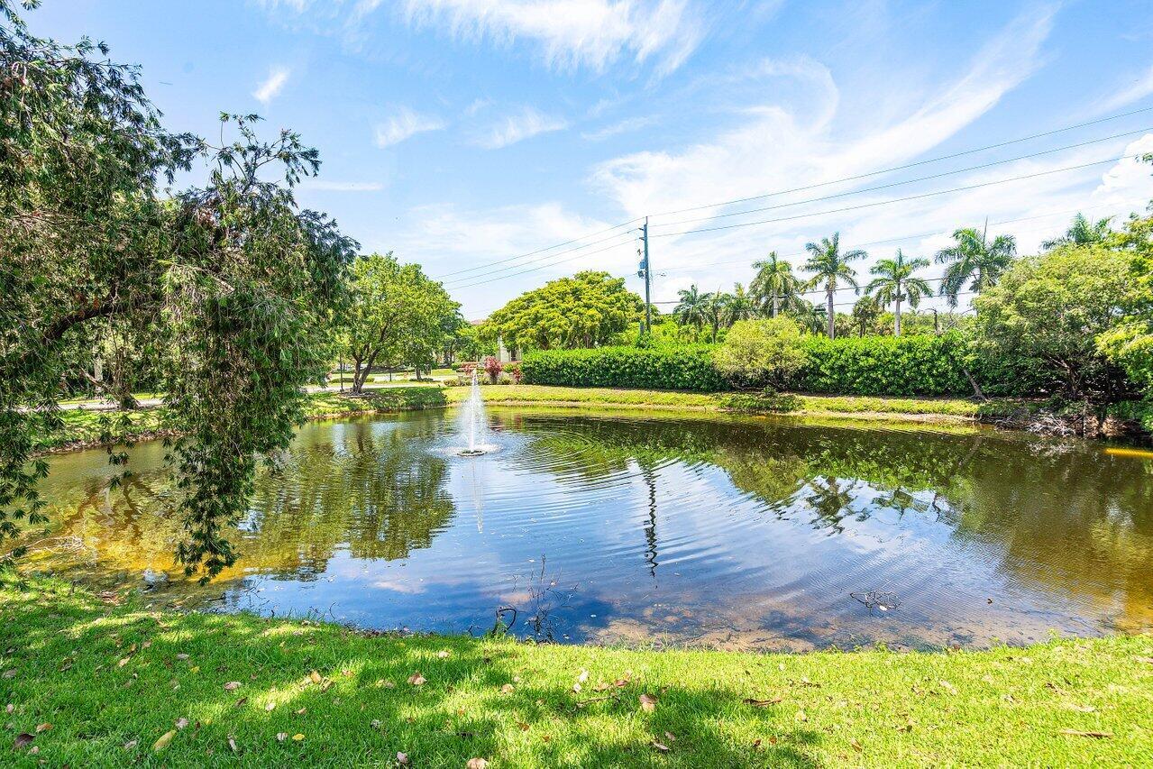 1000 Crystal Way J, Delray Beach, FL, 33444/$290,000 2 1000 Crystal Way J