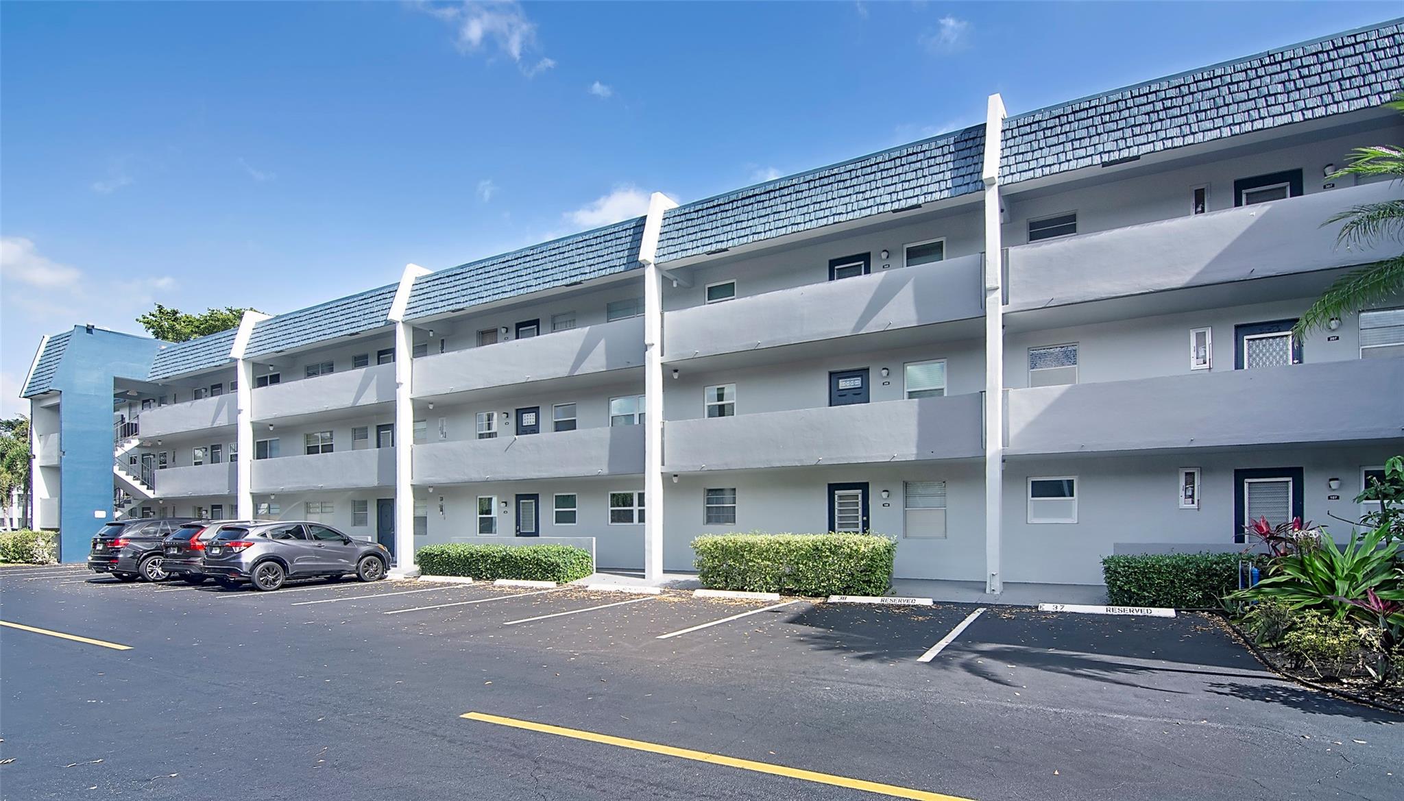 ORIOLE GOLF & TENNIS CLUB - Residential