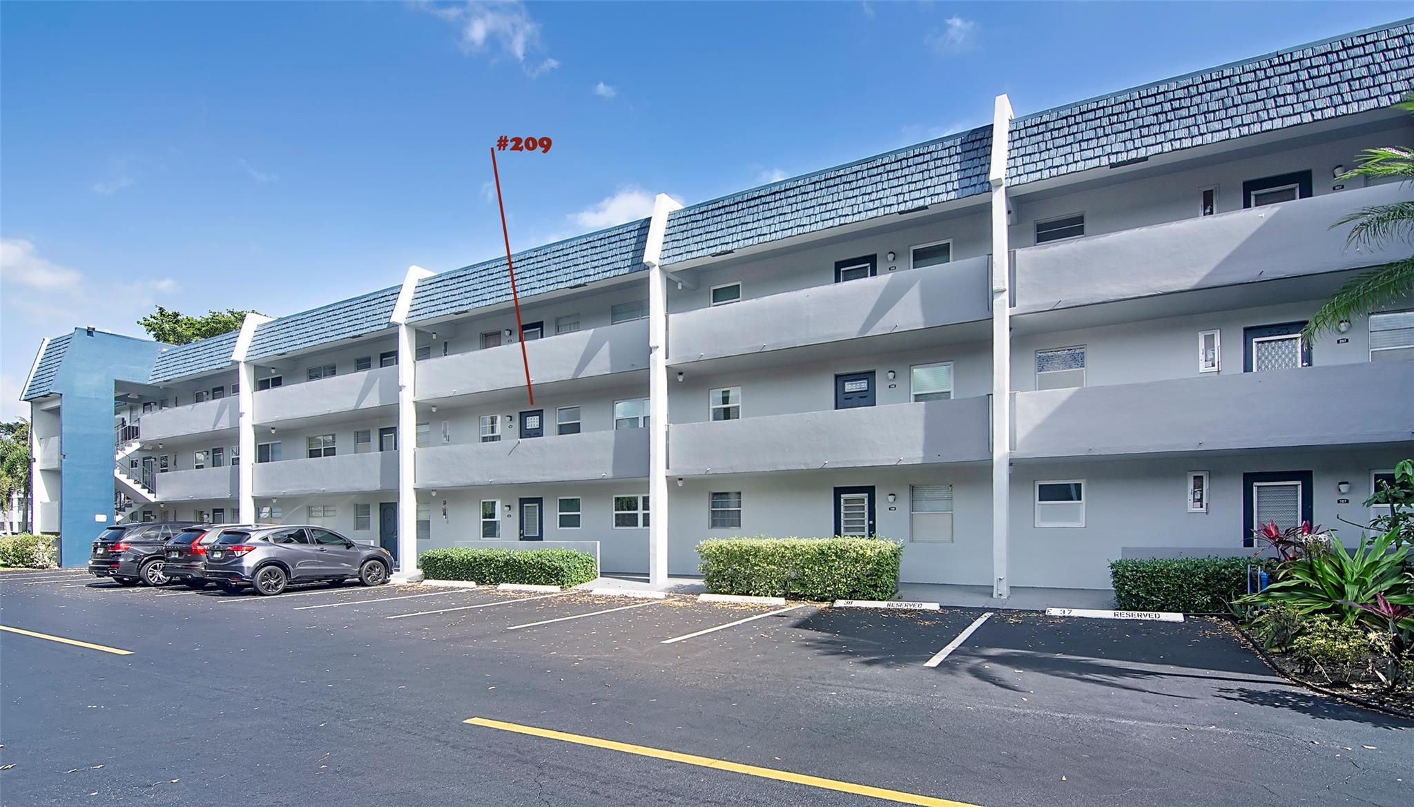 Charming 2-Bed, 2-Bath Condo in 55+ Community!
Enjoy comfort and convenience in this 2-bedroom, 2-bathroom condo, featuring an open floor plan, modern kitchen, spacious primary suite, and sunroom. Ac unit installed 2023, and the windows are impact resistant.
Located in a vibrant 55+ community, you'll have access to a pool, golf course, and clubhouse. This home offers a low-maintenance, active lifestyle.
Schedule your showing today! ????