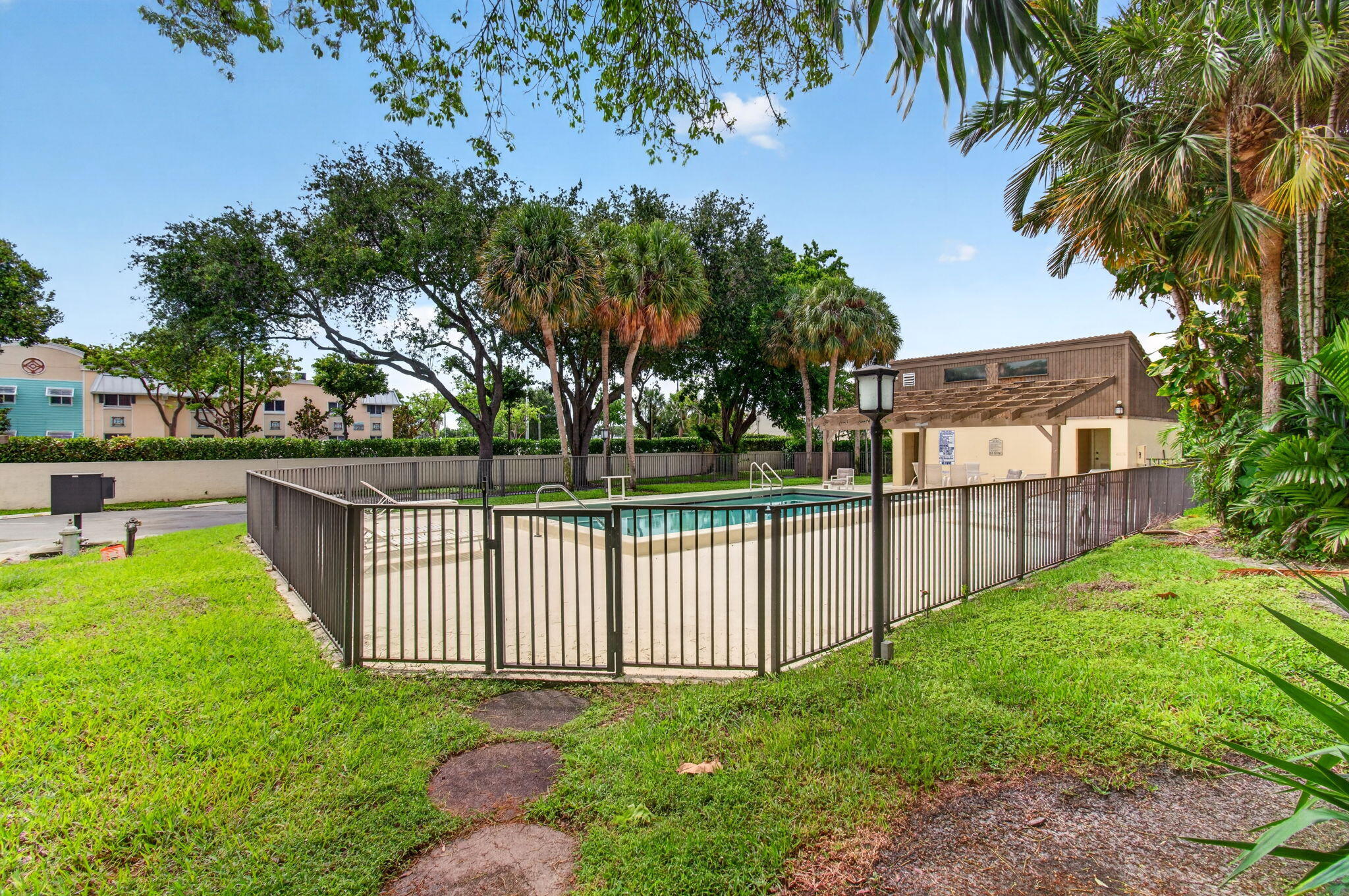 MEADOW KNOLL TOWNHOMES - Residential