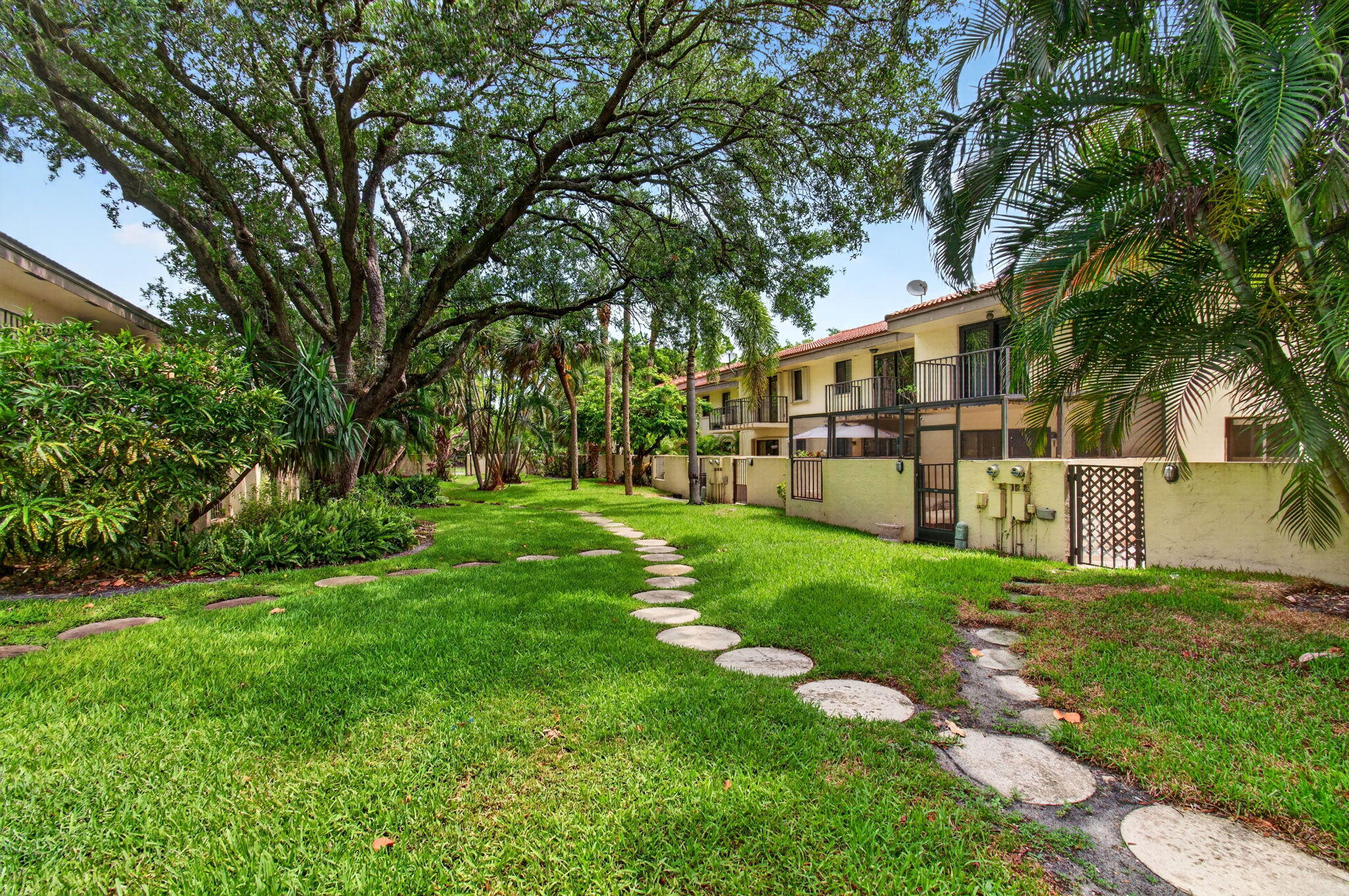 MEADOW KNOLL TOWNHOMES - Residential