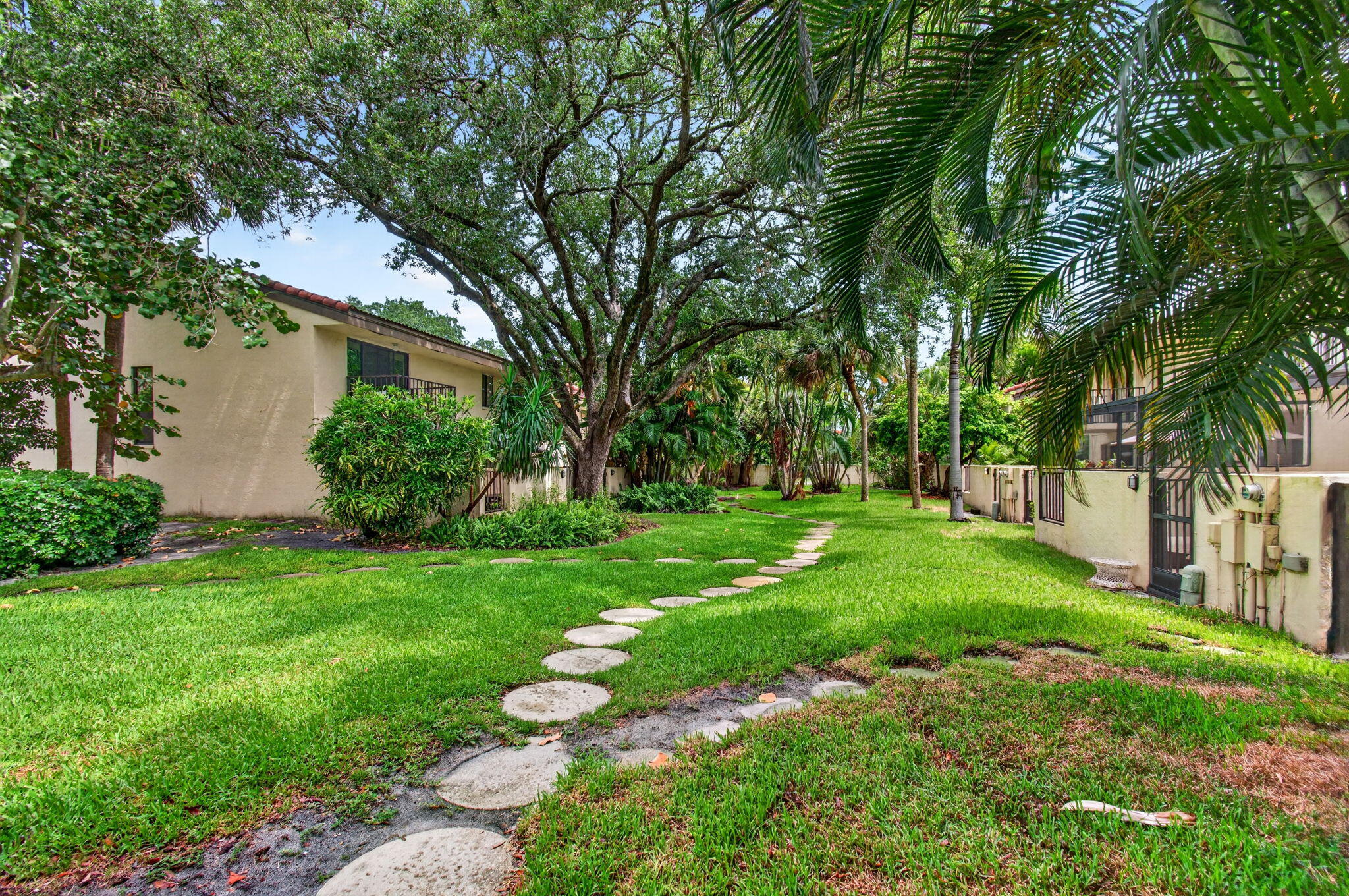 MEADOW KNOLL TOWNHOMES - Residential