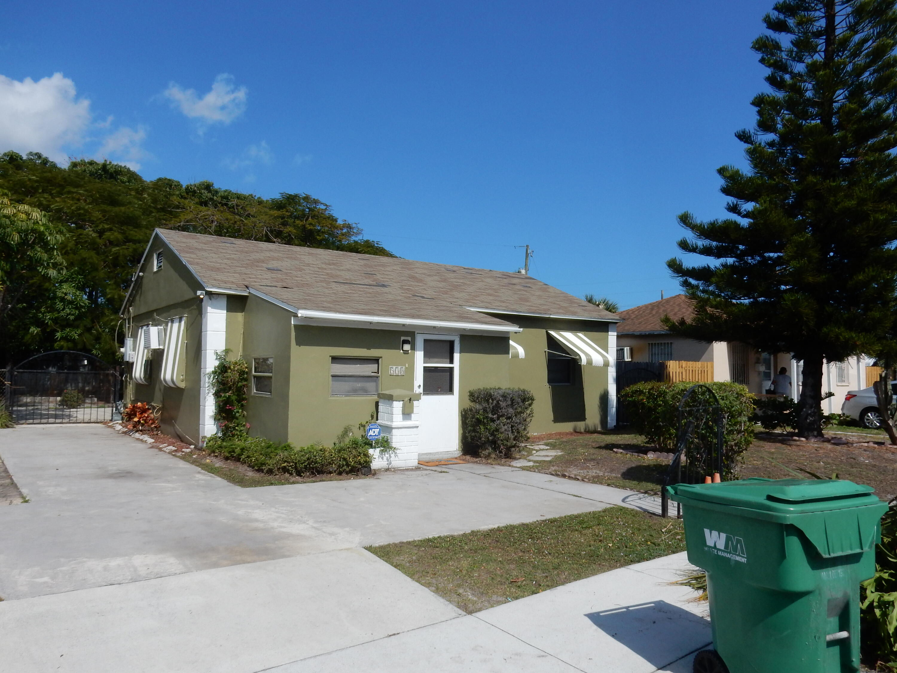 SWEET LITTLE HOUSE W/PRIVATE FENCED YARD, NEW PAINT THROUGHOUT, WOOD FLOORS, SEPERATE DINING ROOM. PEST CONTROL & LAWN CARE INCL.