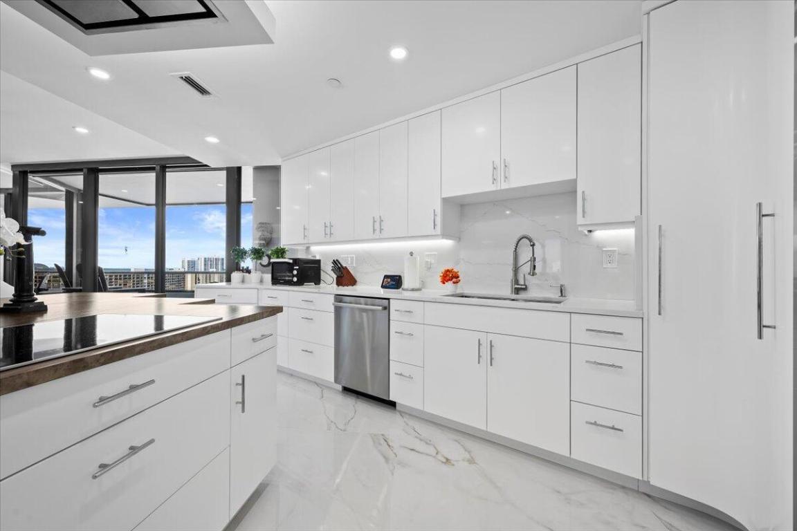 OLD PORT COVE LAKE POINT TOWER CONDO - Residential