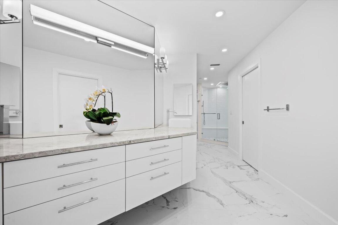 OLD PORT COVE LAKE POINT TOWER CONDO - Residential