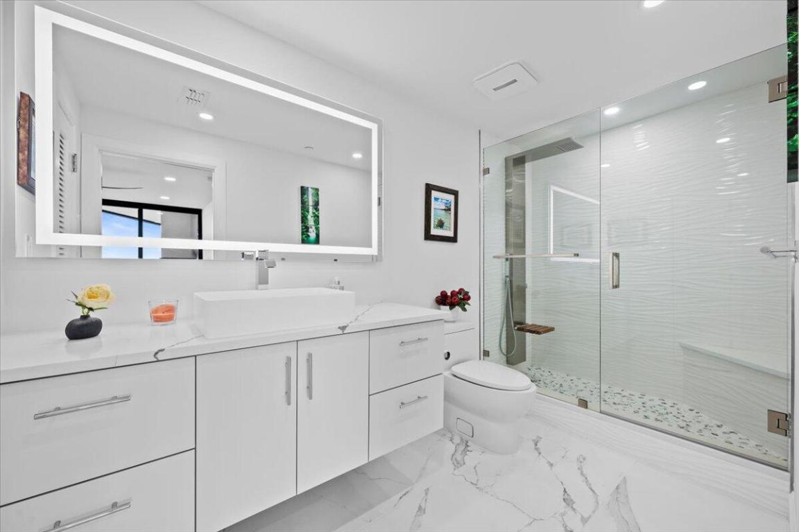 OLD PORT COVE LAKE POINT TOWER CONDO - Residential