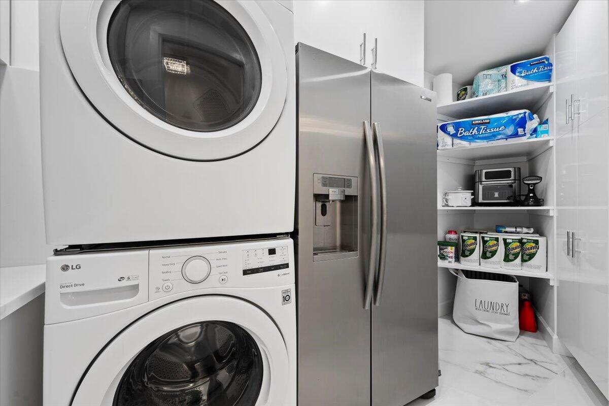 OLD PORT COVE LAKE POINT - Residential