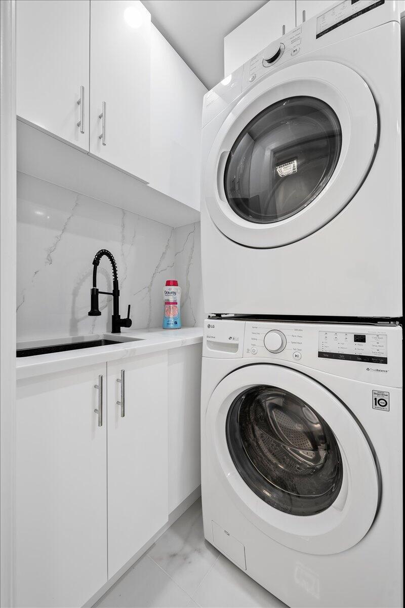 OLD PORT COVE LAKE POINT - Residential