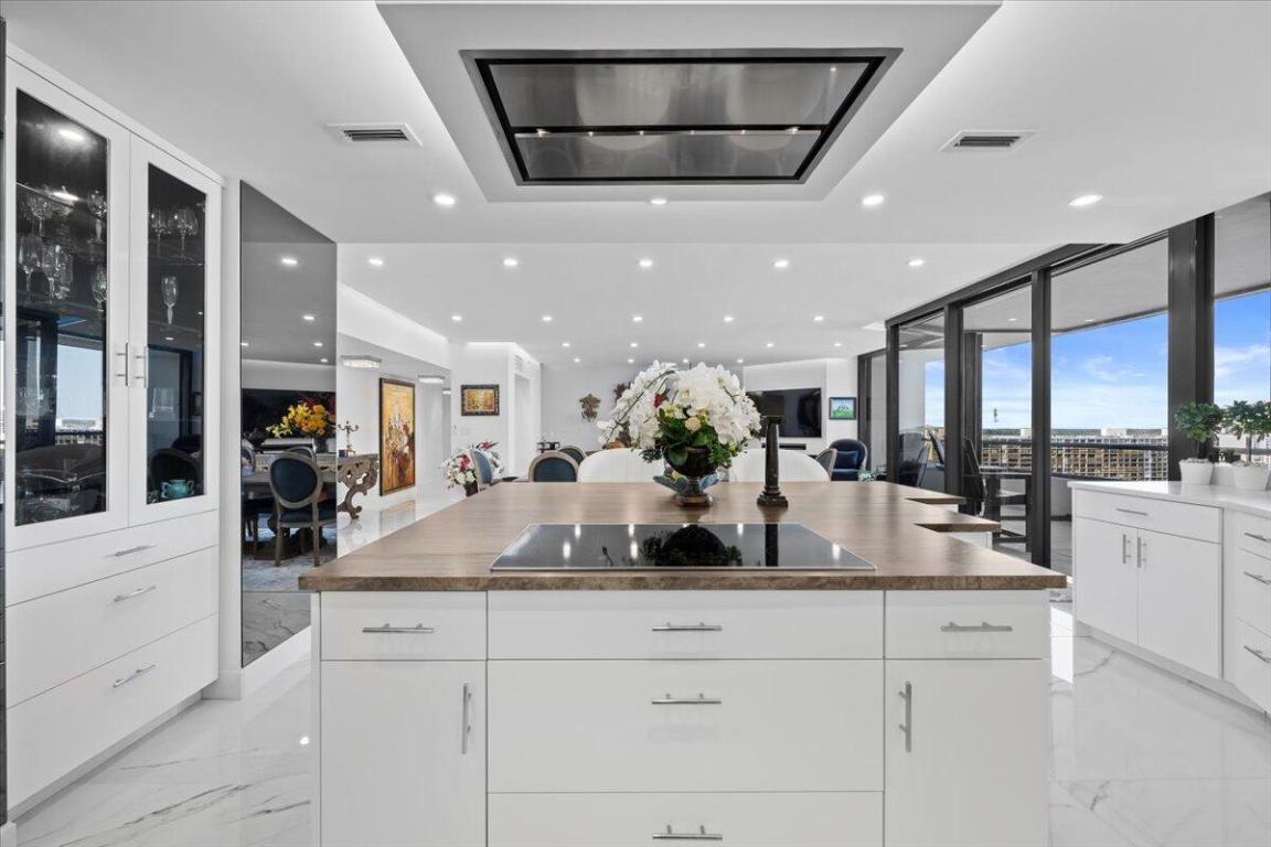 OLD PORT COVE LAKE POINT TOWER CONDO - Residential