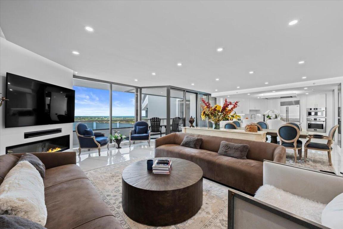 OLD PORT COVE LAKE POINT TOWER CONDO - Residential