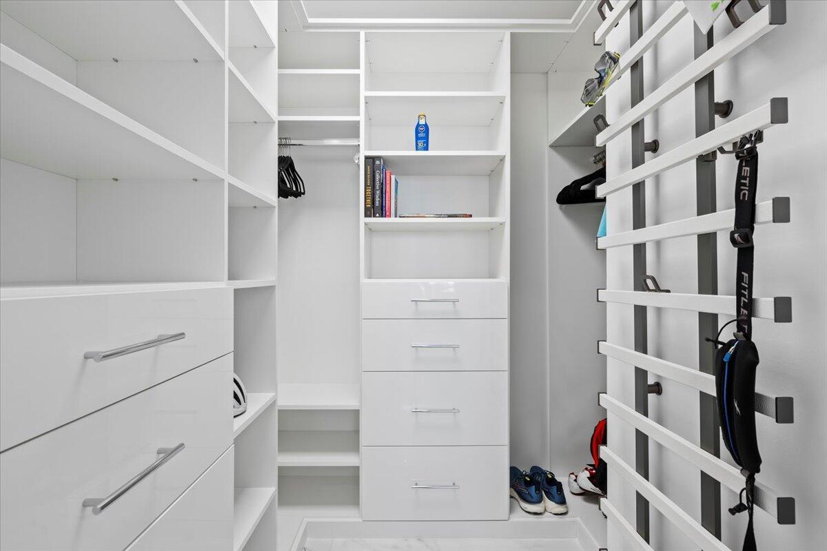 OLD PORT COVE LAKE POINT - Residential