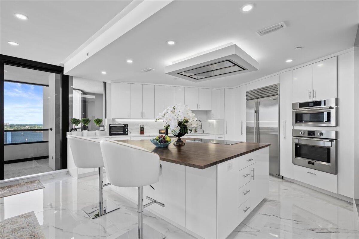 OLD PORT COVE LAKE POINT - Residential