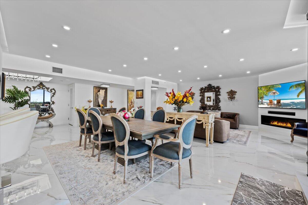 OLD PORT COVE LAKE POINT - Residential