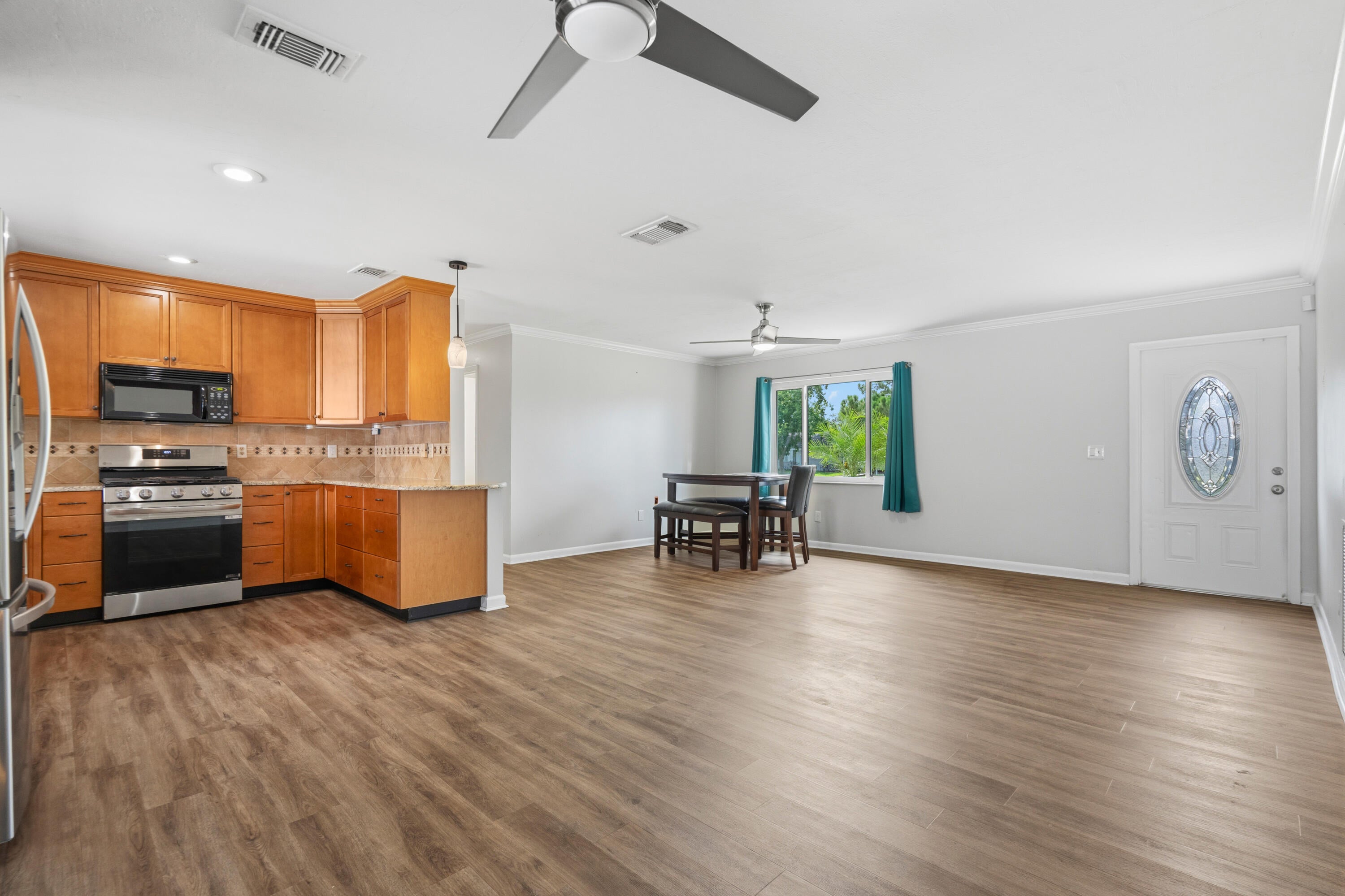 257 SW THORNHILL Drive