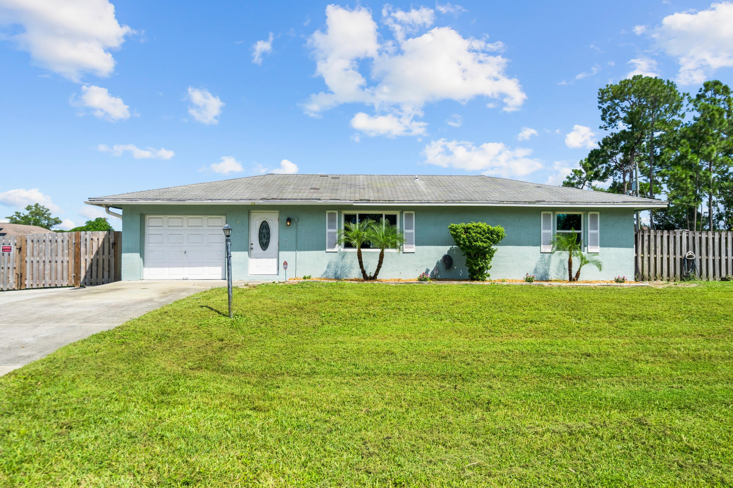257 SW THORNHILL Drive