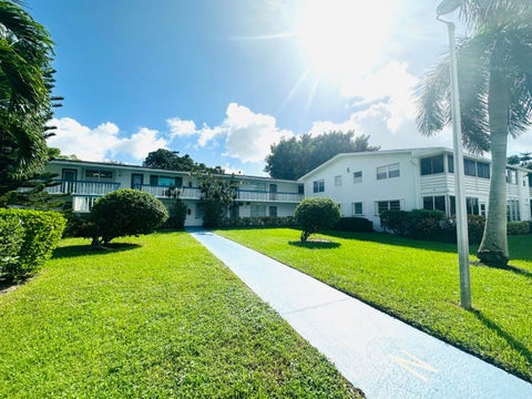 Tiny photo for 425 Durham N, Deerfield Beach, FL 33442 (MLS # B26090763)