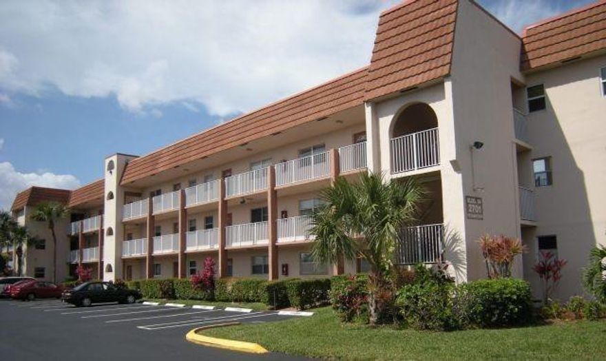 55+ COMMUNITY, THIRD FLOOR UNIT, WELL MAINTAINED BUILDING #64 IN SUNRISE LAKES. TOP FLOOR, FABULOUS VIEW FROM PATIO. NEWER RHEEM WATER HEATER. UNIT IS NEAR CLUBHOUSE WITH AMENITIES INCLUDING YEAR-ROUND HEATED POOL, FITNESS ROOM, SAUNA, BILLARD, TENNIS AND PICKLEBALL COURT. PICTURESQUE WATER VIEWS WITH LOVELY SUNSETS AND VIEWS. ASTOUNDING VALUE AND PRICED TO SELL.