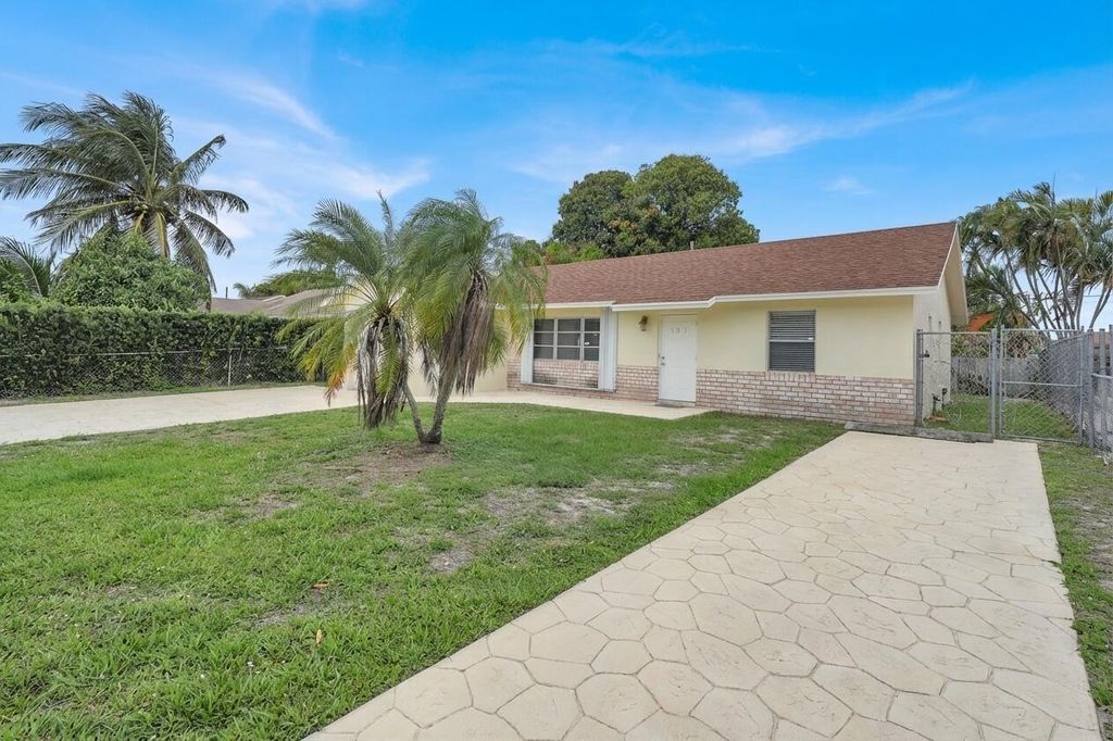 Photo of 151 NE 26th Avenue, Boynton Beach, FL 33435 (MLS # B26010686)