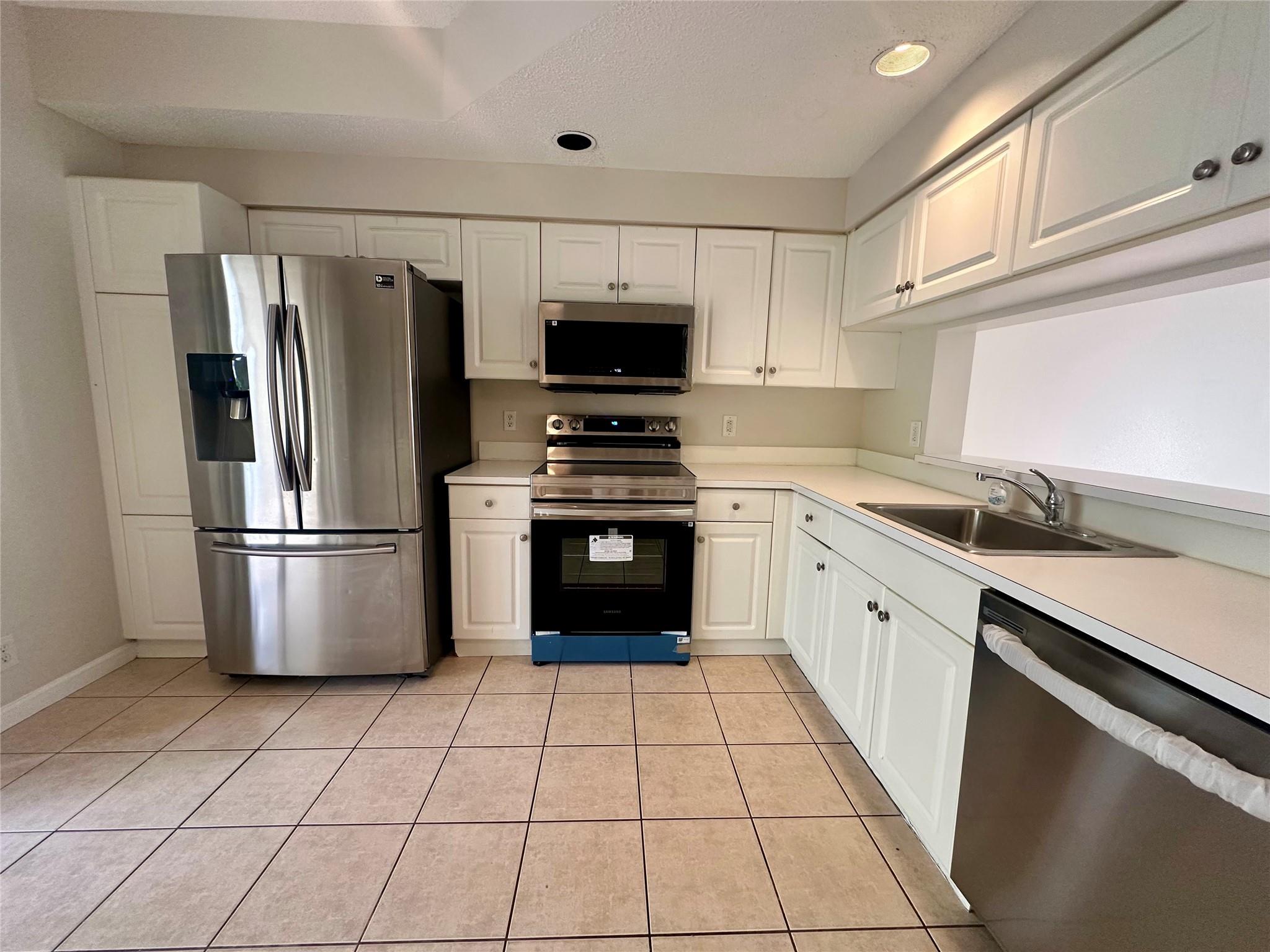 CORAL REEF CLUB - Residential Lease