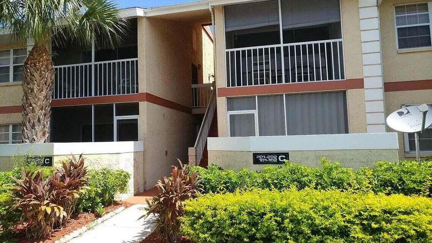 2/2 FIRST FLOOR UNIT IN PORT ST. LUCIE OFF VILLAGE GREEN DRIVE. NEAR ALL SHOPPING MALL, DOCTORS AND HOSPITAL. JUST MINUTES TO THE BEACH.
