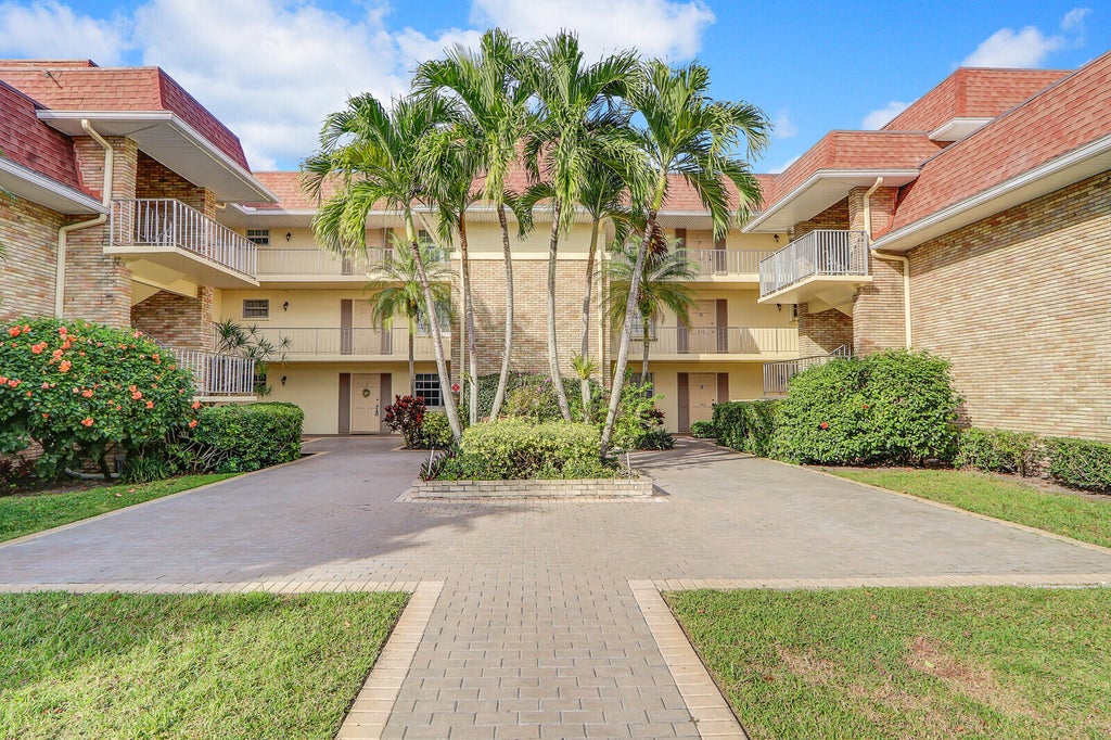 Photo of 5500 Tamberlane Circle #104, Palm Beach Gardens, FL 33418 (MLS # R10954053)