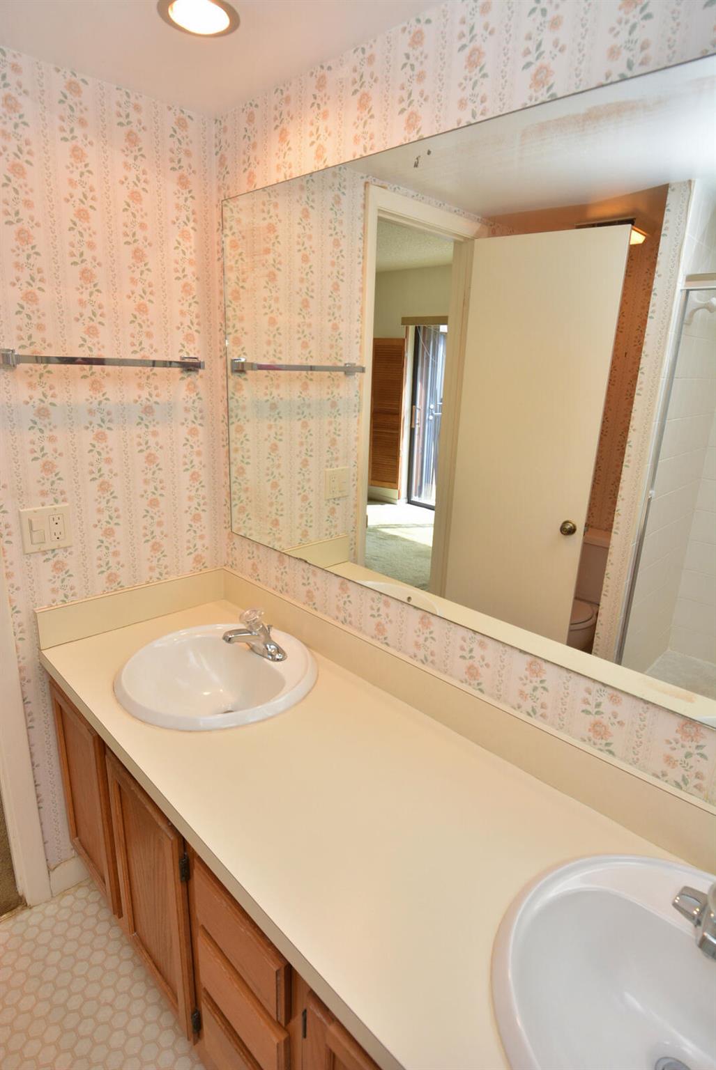 EMERALD LAKES - Residential