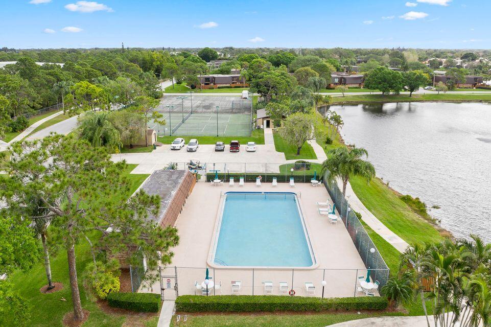 EMERALD LAKES - Residential