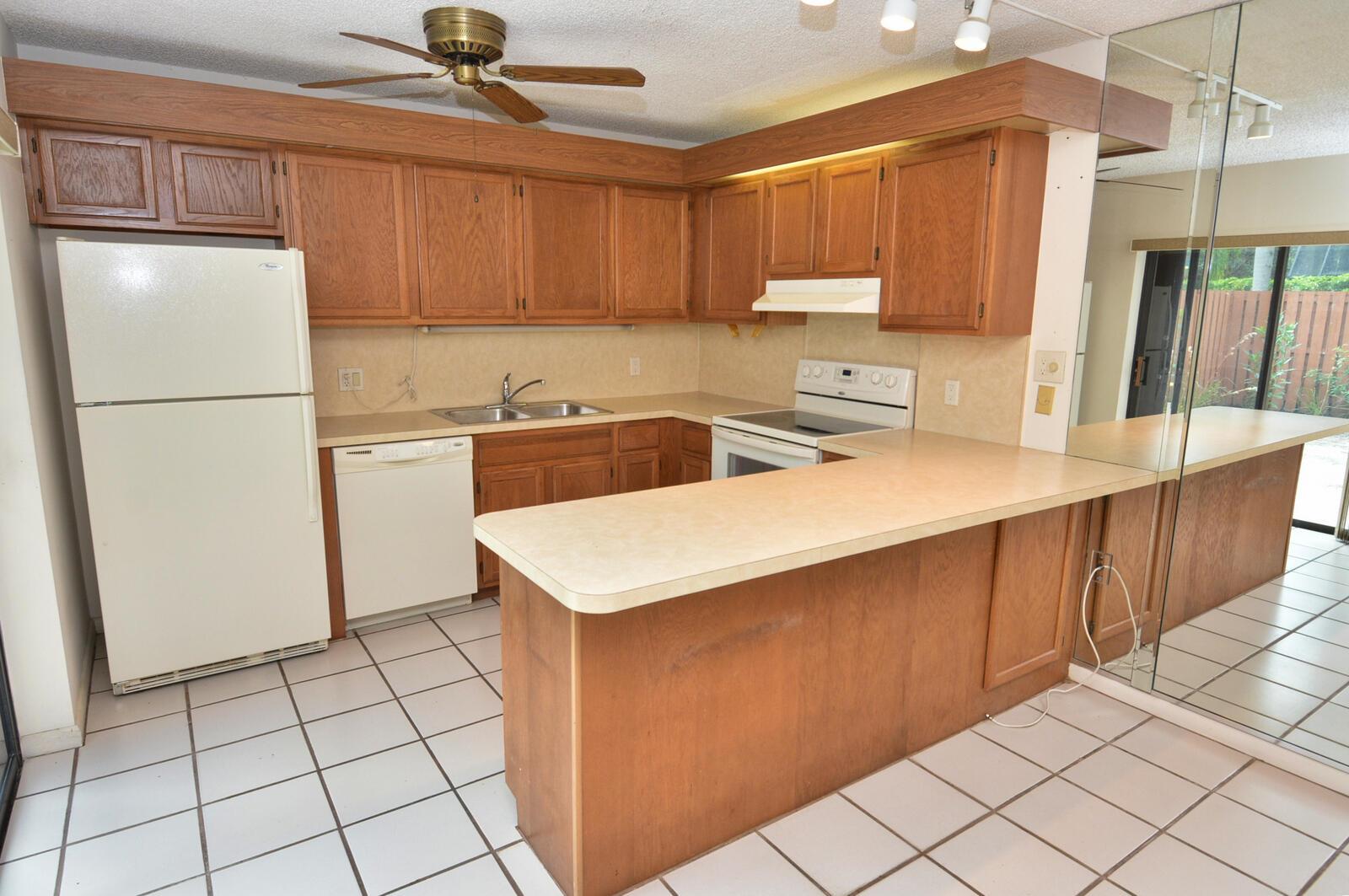 EMERALD LAKES - Residential