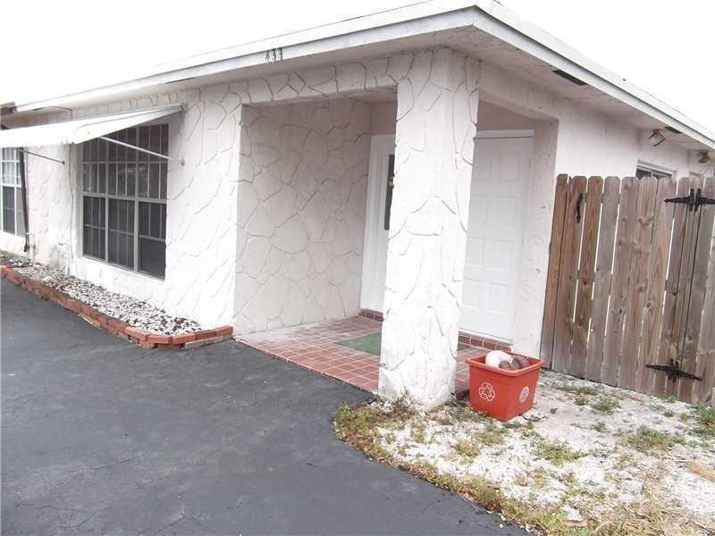 Attached one-story house, all tiles, large kitchen, laundry room, fenced back yard. No HOA approval is required to move in immediately. Applicants must have a credit score of 650+.