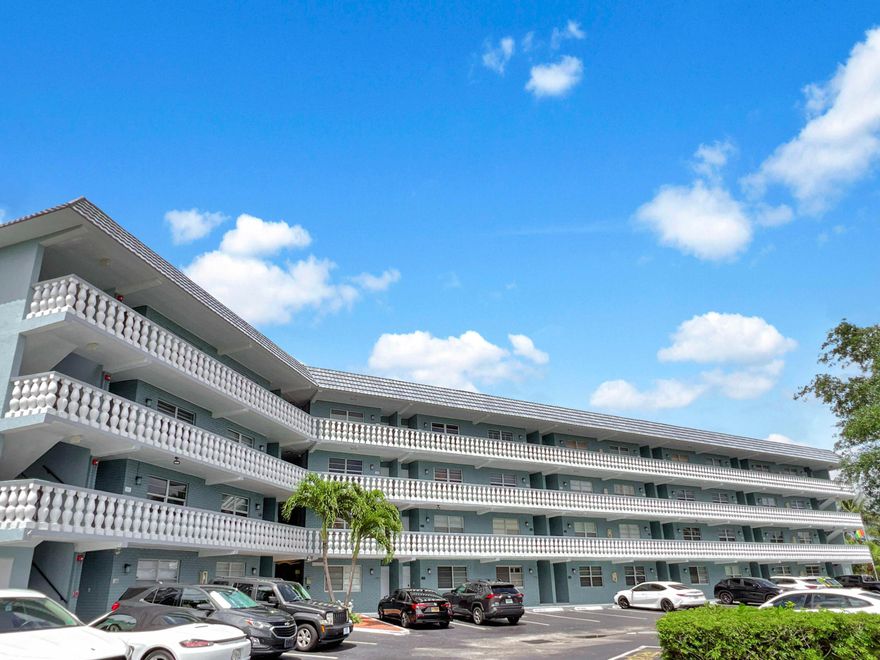 Welcome to Camelot! Located on the Middle River,  this beautiful 1-bed, 1-bath waterfront condo provides 722sf of living space with the perfect blend of comfort and tranquility in a well-maintained & updated building. New kitchen with GE appliance pkg. Enjoy peace of mind & great neighbors while soaking in the breathtaking views of the Middle River from your screened-in balcony. Tile flooring makes this home as functional as it is beautiful. Camelot Shores is a community that offers more than just a place to live—enjoy a refreshing swim in the waterfront pool, or host a cookout in the grill area, all while being just a short distance from the best that Wilton Manors has to offer. Excellent Reserves / 40 year inspection complete - Roof is from 2022.