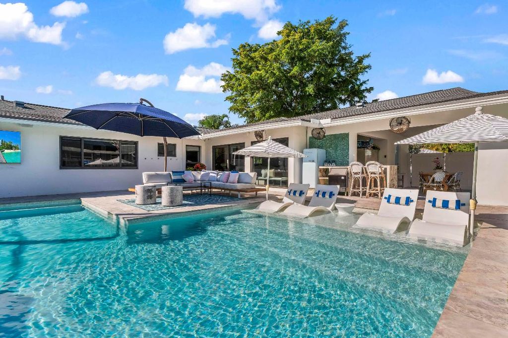 Photo of 518 SW 28th Avenue, Boynton Beach, FL 33435 (MLS # R11157607)