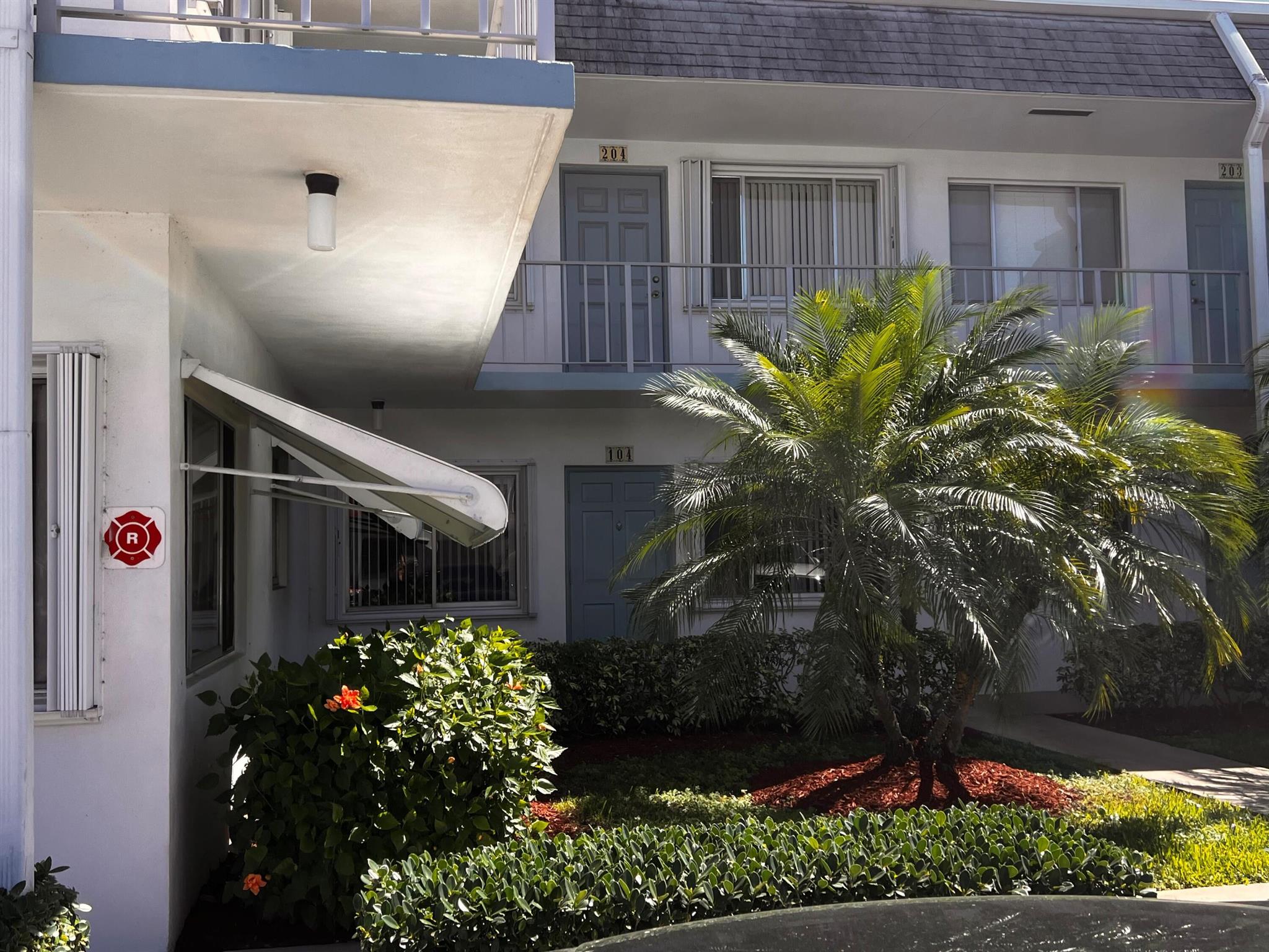 Enjoy serene lake views from your back patio in this spacious1-bed, 1-bath furnished condo in the desirable Lake Osborne 55+ community. Offering a active lifestyle, amenities include a clubhouse, pool, fitness center, pickle ball shuffleboard, and social activities. Conveniently located near shopping, dining, and the beach. Don't miss this opportunity--schedule your showing today!