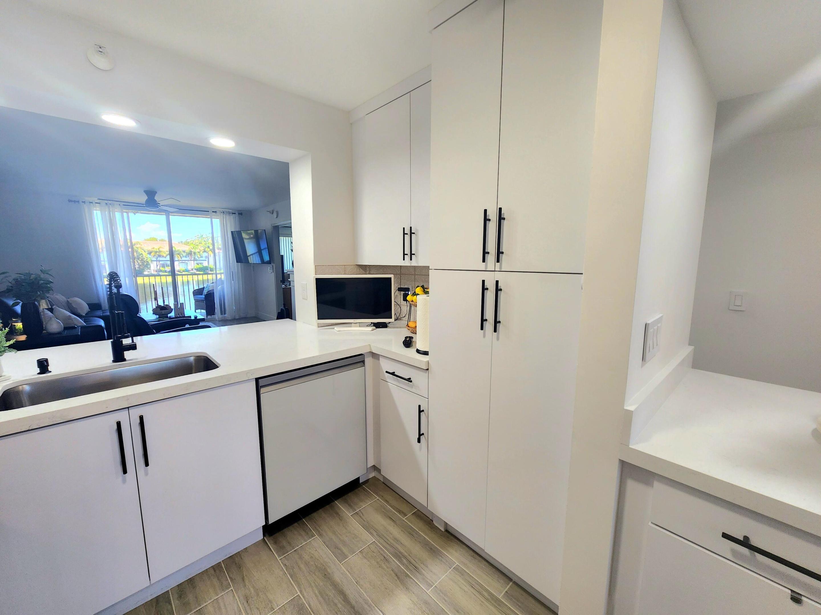 SOUTHAMPTON CONDOMINIUM H - Residential