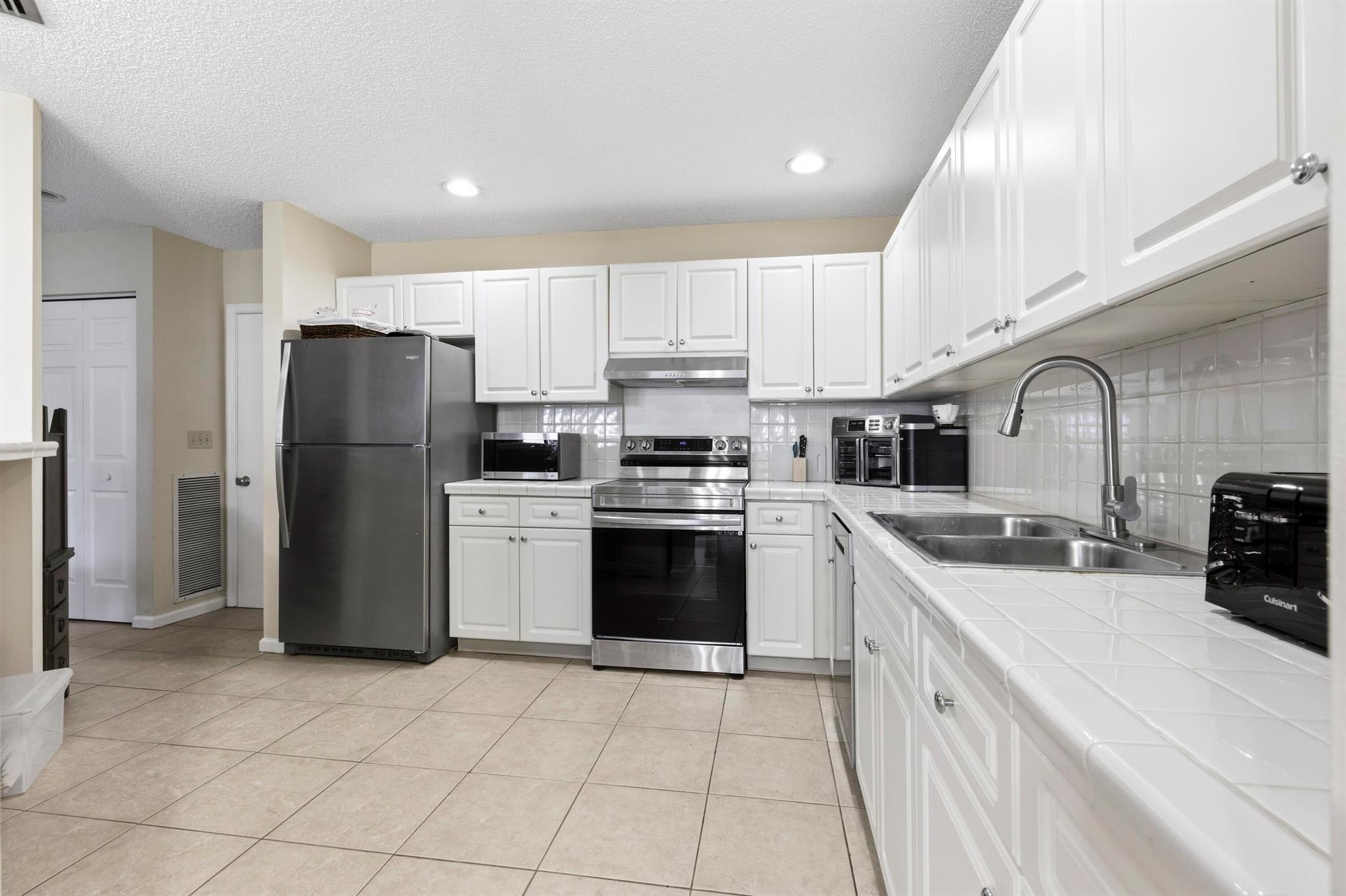 LEXINGTON GREEN CONDO - Residential Lease