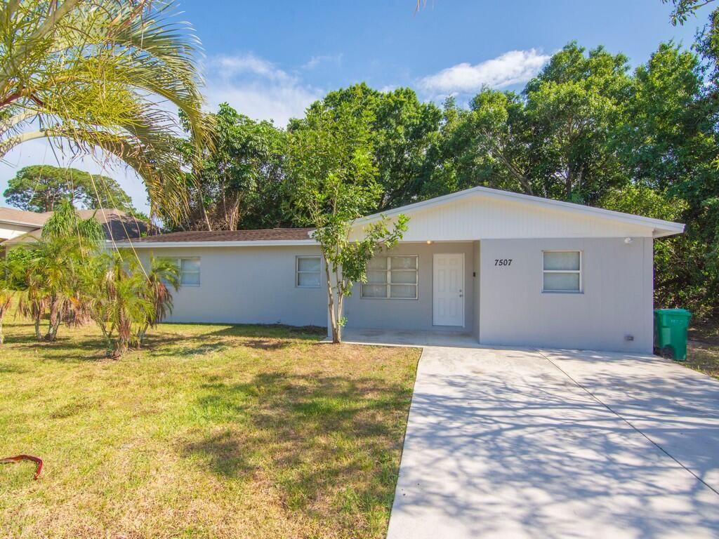 Photo of 7507 Brookline Avenue, Fort Pierce, FL 34951 (MLS # R10985395)